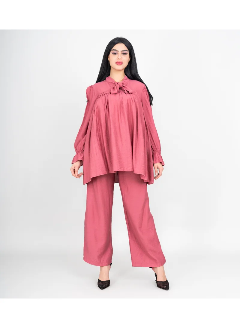 اكسا طقم عصري من قطعتين، بلوزة وبنطال بلون موحد، مزين بفيونكة